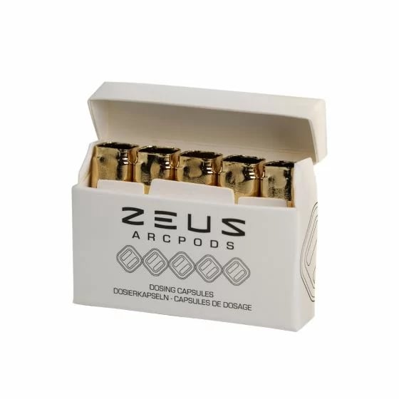 Offene weiße Packung mit mehreren goldfarbenen Zeus ArcPods GT Dosierkapseln, vorn ist das Logo „Zeus ArcPods“ zu sehen.