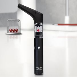 Utillian 6 Dab Pen steht aufrecht auf einem Tisch