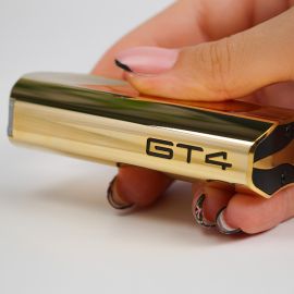 Zeus Arc GT4 Vaporizer Gold Limited Edition in der Hand – ein hochwertiges tragbares Gerät für trockene Kräuter und Konzentrate mit elegantem GT4-Logo